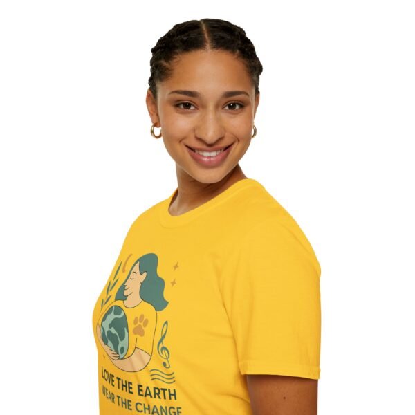 Eco-Friendly Unisex T-Shirt - "Love the Earth, Wear the Change" - immagine 7